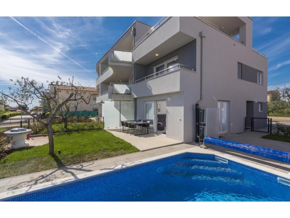 Modern With Private Pool, Jacuzzi, Garden And Terrace * Karpinjan